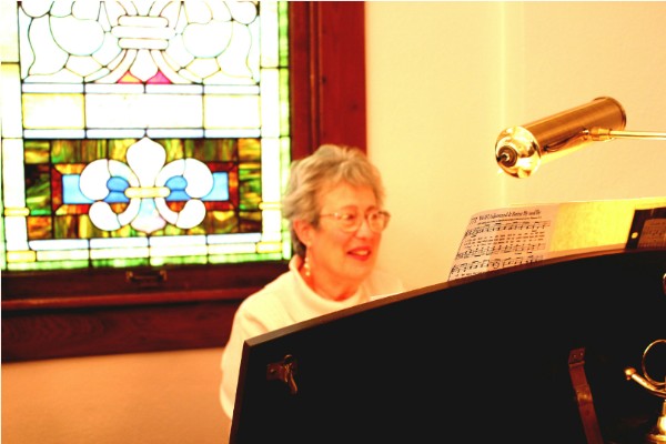 Organist/Pianist Carolyn Bricker Image